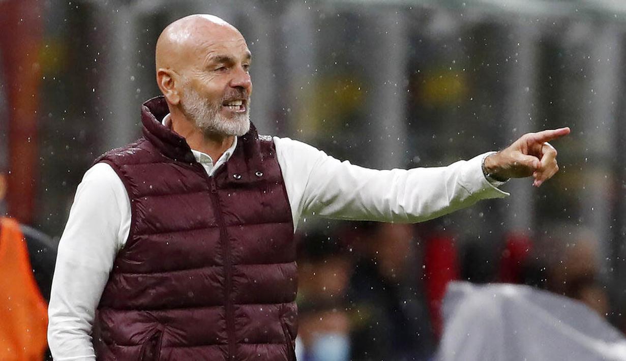 5. Stefano Pioli (AC Milan) - Pelatih berkepala plontos itu sukses membuat AC Milan bangkit di Serie A. I Rossoneri pun mengganjarnya dengan bayaran sebesar 2 juta Euro atau Rp34,8 miliar per tahun. (AP/Antonio Calanni)