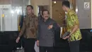Mantan Gubernur Jatim, Soekarwo (tengah) berjalan keluar gedung KPK, Jakarta, Rabu (28/8/2019). Soekarwo diperiksa sebagai saksi dugaan korupsi pembahasan, dan pengesahan APBD/APBD P Kab Tulungagung 2015-2018 dengan tersangka Ketua DPRD Tulungagung, Supriyono. (Liputan6.com/Helmi Fithriansyah)