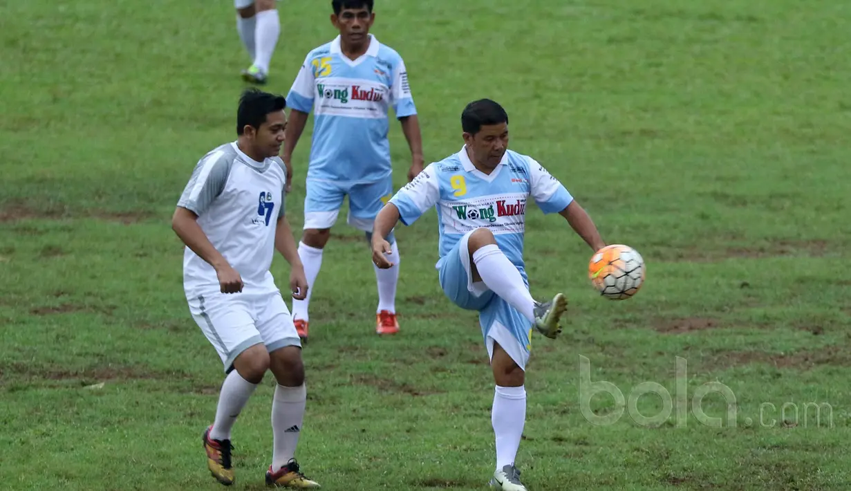 Mantan pemain Persija Jakarta, Francis Wawengkang berusaha keluar dari kepungan lawan pada laga persahabatan di Stadion Soematri Brojonegoro, Jakarta (19/4/2017). Pertandingan ini untuk meramaikan HUT PSSI ke-87. (Bola.com/Nicklas Hanoatubun)