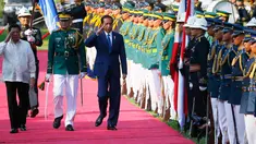 Presiden Joko Widodo (Jokowi) tiba di Istana Malacanang di Manila, Filipina, Jumat (28/4). Kedatangan Jokowi disambut langsung oleh Presiden Filipina Rodrigo Duterte. (AP Photo / Bullit Marquez)