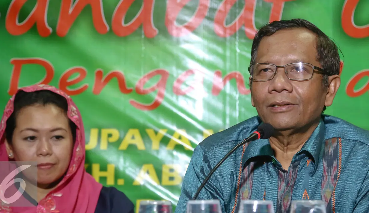 Mahfud MD (kanan) memberikan kepada wartawan saat Buka Puasa Sahabat Gus Dur, Jakarta, Rabu (22/6). Dalam dialog imajinernya bersama Gus Dur, Mahfud MD mengatakan bahwa Gus Dur sebenarnya tidak memerlukan gelar tersebut.. (Liputan6.com/Faizal Fanani)