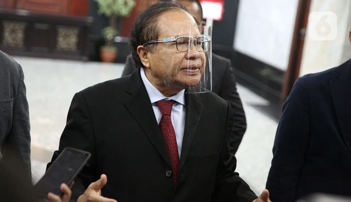 Rizal Ramli memberikan keterangan seusai menyerahkan berkas pengaduan Presidential Threshold di gedung Mahkamah Konstitusi (MK), Jakarta, Jumat (4/9/2020). Rizal Ramli mengajukan judicial review tentang threshold atau ambang batas pemilihan presiden ke MK. (Liputan6.com/Faizal Fanani)