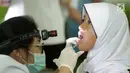 Siswa menjalani pemeriksaan gigi gratis di Mts Negeri 1, Batam, Kepri, Selasa (7/8). Kegiatan pemeriksaan gigi gratis yang merupakan rangkaian Formula Untuk Indonesia diikuti 3.500 warga dan siswa. (Liputan6/com/HO/Iwan)