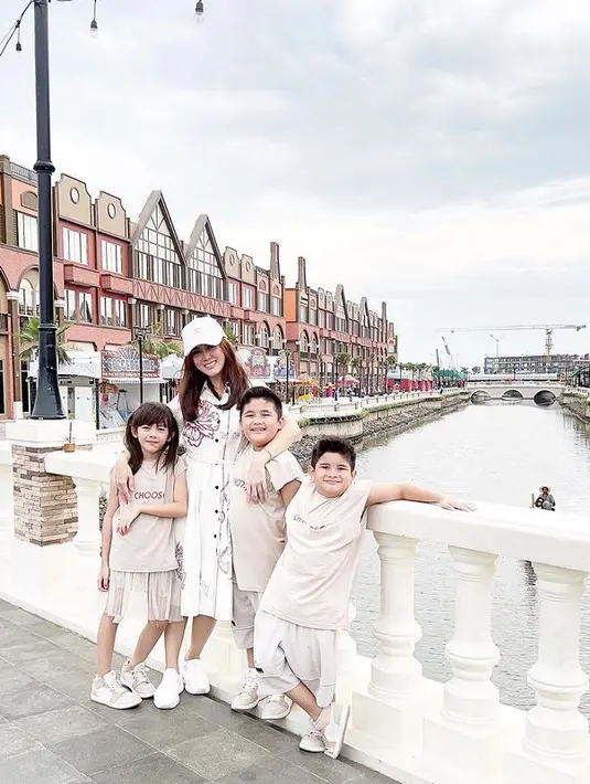 Setelah resmi menjadi single parent, Dhena membesarkan ketiga anak-anaknya. Sedangkan mantan suaminya, harus memberikan nafkah untuk anak sebesar Rp 30 juta setiap bulan. [Instagram/dhenaaldhaliadevanka]