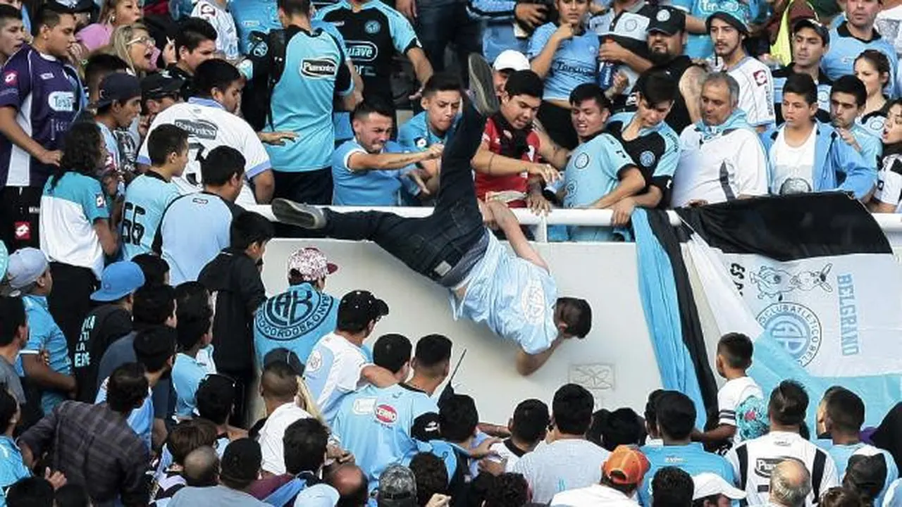 Detik-Detik Fans Sepak Bola Dilempar dari Stadion dan Tewas