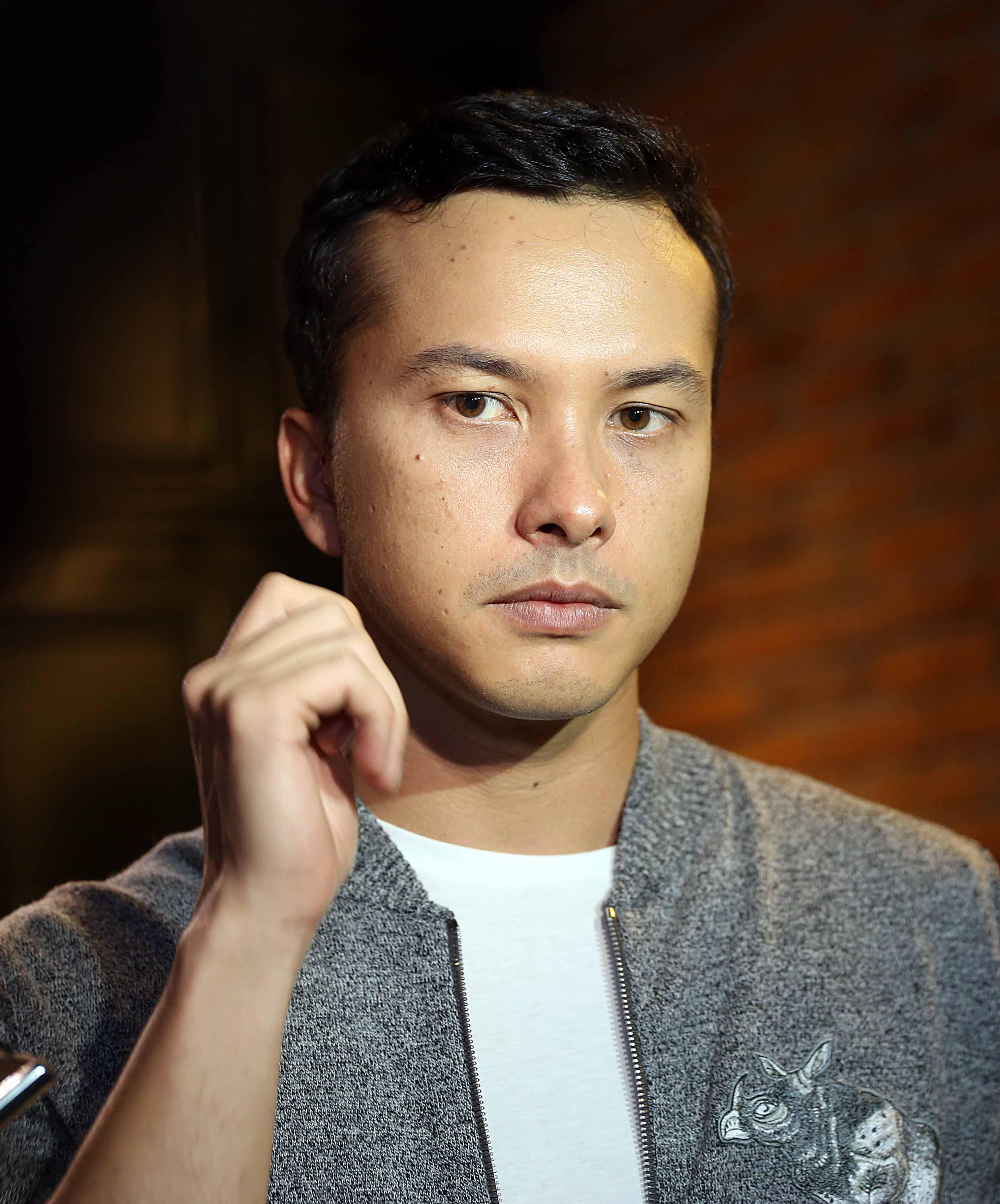 Pamer Foto Cowok Peluk Cewek, Nicholas Saputra Bikin ...