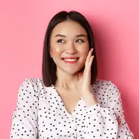 Ilustrasi memakai blush on/copyright shutterstock