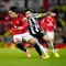Pemain Manchester United, Lisandro Martinez (kiri), berebut bola dengan pemain Newcastle, Sandro Tonali, pada laga Liga Inggris antara Manchester United vs Newcastle di Manchester, Inggris, Jumat, 26 Desember 2025. (AP Photo/Dave Thompson)