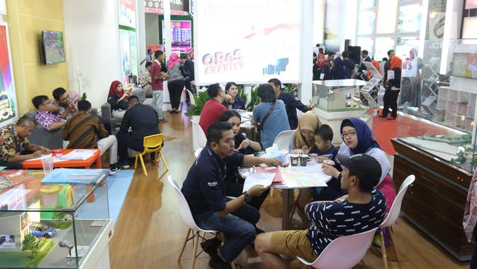 Pengunjung mendapatkan penjelasan saat Indonesia Property Expo (IPEX) 2019 di Jakarta Convention Centre, Sabtu (2/1). Kegiatan yang digelar 2-10 Februari itu menargetkan penyaluran kredit baru senilai Rp 6 triliun. (Liputan6.com/Angga Yuniar)