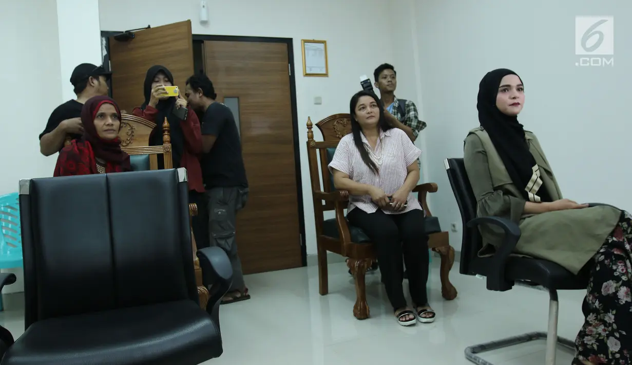 Rosmanizar saat menjalani sidang cerai perdana di Pengadilan Agama Jakarta Timur, Kamis (16/8). Rosmanizar menghadiri sidang cerai perdana tanpa kehadiran Enji mantan suami Ayu Ting Ting tersebut. (Liputan6.com/Herman Zakharia)