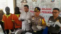 Kepada polisi, dua pria yang membunuh bosnya karena tak terima Nabi Muhammad dihina itu mengaku sebagai simpatisan ISIS. (Liputan6.com/M Syukur)