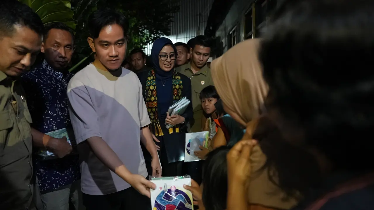 Wapres Gibran Rakabuming berkunjung ke salah satu perkampungan padat penduduk di Kecamatan Pasar Kliwon, Surakarta, Jawa Tengah.