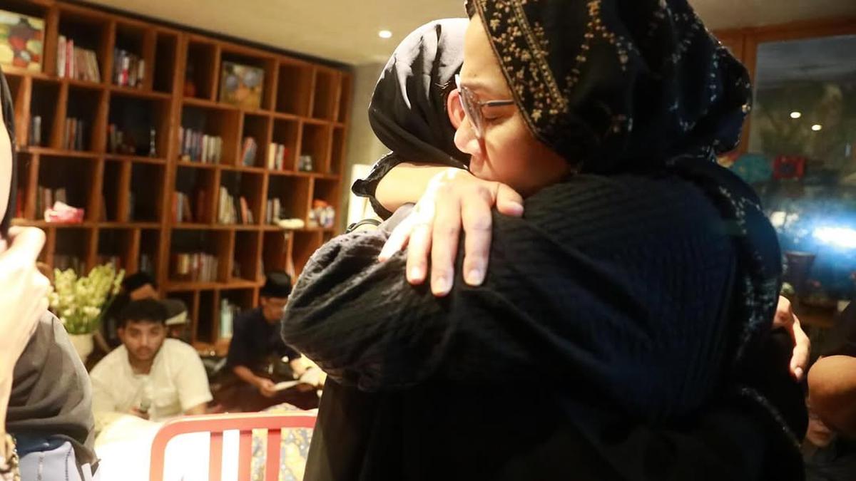 Potret Sri Mulyani Peluk Erat Najwa Shihab di Rumah Duka: Kehilangan yang Tak Mampu Terucapkan
