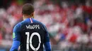 Striker Prancis, Kylian Mbappe, saat melawan Peru pada laga grup C Piala Dunia di Yekaterinburg Arena, Yekaterinburg, Kamis (21/6/2018). Dirinya menjadi pencetak gol termuda Prancis di turnamen bergengsi. (AFP/Franck Fife)