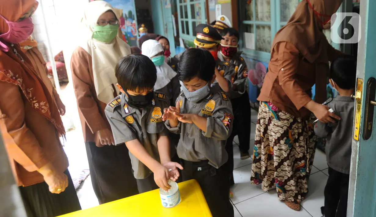 Murid Taman Kanak-kanak (TK) mencuci tangan dengan cairan antiseptik di  TK RA Hidayatusshibyan Cinere, Depok, Kamis (5/3/2020). Pihak sekolah menerapkan hidup bersih dengan mencuci tangan sebelum masuk kelas sebagai antisipasi mencegah wabah virus Corona COVID-19. (merdeka.com/Arie Basuki)