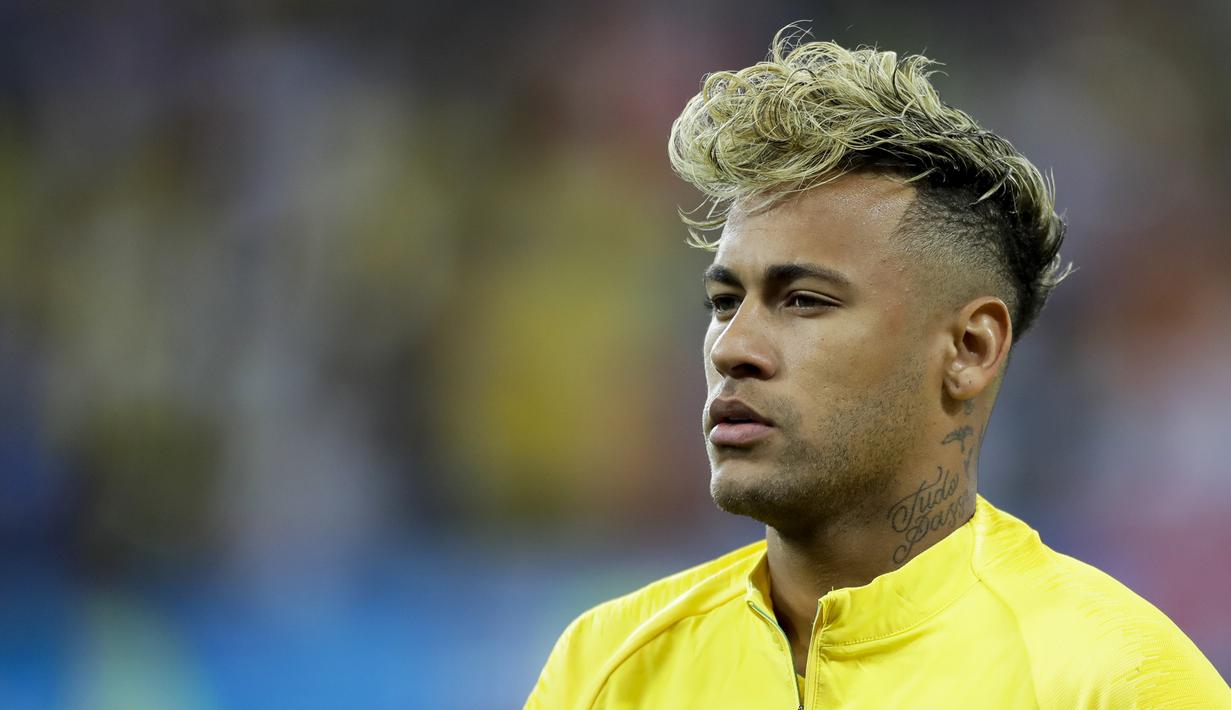 Striker Brasil, Neymar, tampil dengan rambut baru saat melawan Swiss pada laga Grup E Piala Dunia di Rostov Arena, Rostov-on-Don, Minggu (17/6/2018). Kedua negara bermain imbang 1-1. (AP/Andre Penner)
