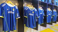 Penampakan jersey terbaru Persib Bandung untuk Liga 1 2022/2023. (Bola.com/Erwin Snaz)