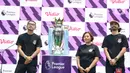 Chief Marketing Officer Vidio Teguh Wicaksono, Head of PR Vidio Sundari dan Senior Brand Marketing Vidio Dioma Asatsuku (kiri ke kanan) saat menujukan trofi Premier League dalam opening ceremony Premier League Fan Festival di Cilandak Town Square, Jakarta, Sabtu (14/9/2024). (Liputan6.com/Angga Yuniar)