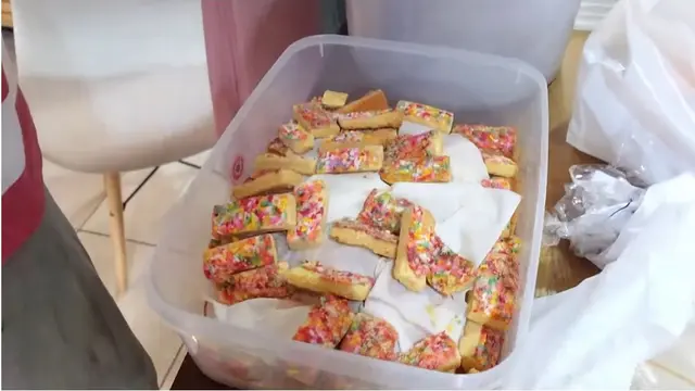 7 Potret Bahagia Indah Permatasari Dibawakan Oleh-Oleh dari Mertua, Senyum Terus