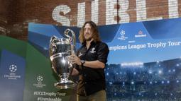 Legenda Barcelona, Carles Puyol, mengangkat trofi Liga Champions saat jumpa pers di Jakarta, Senin (11/3). Heineken memulai perhelatan UEFA Champions League Trophy Tour di Indonesia. (Bola.com/Vitalis Yogi Trisna)