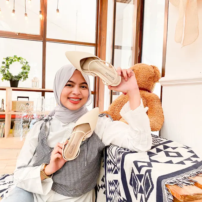 Perempuan bernama Linda memulai bisnis sepatu bersama sang ayah yang diberi nama Giselle Colls.