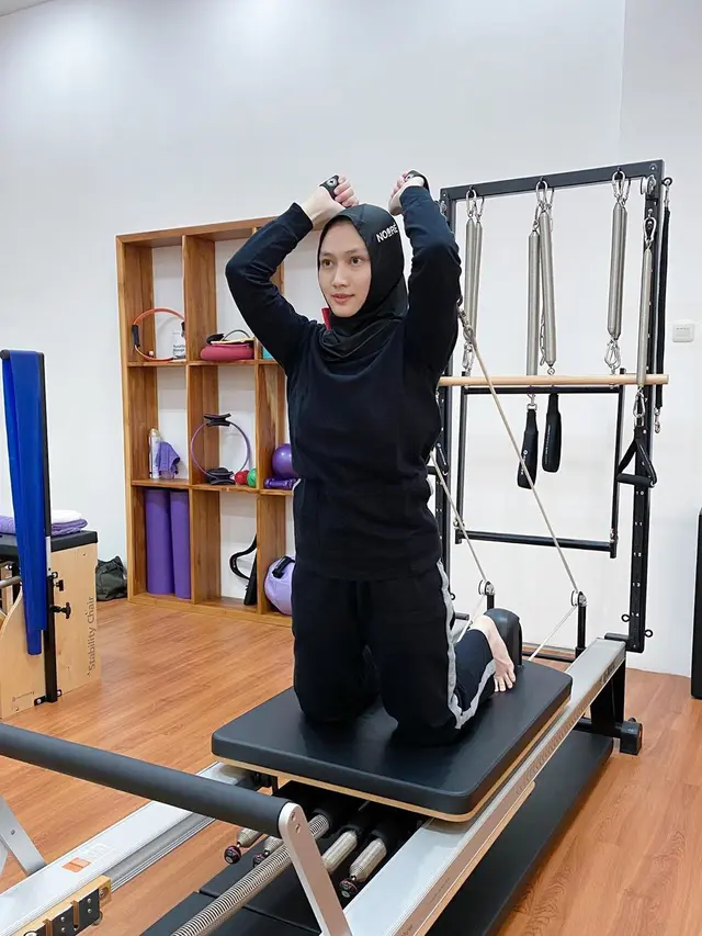 Punya Hobi Baru, Ini 5 Potret Melody Eks JKT48 saat Lakukan Pilates
