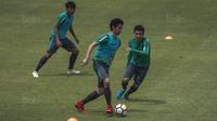 Pemain Timnas indonesia, Gavin Kwan Adsit, berusaha melewati Egy Maulana, saat latihan di Lapangan ABC Senayan, Jakarta, Senin (15/1/2018). Pemusatan latihan ini dilakukan jelang Asian Games 2018. (Bola.com/Vitalis Yogi Trisna)