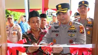 Kepala Polres Indragiri Hulu AKBP Dody Wirawijaya meresmikan pemakaian rumah layak huni untuk warga kurang mampu. (Liputan6.com/M Syukur)