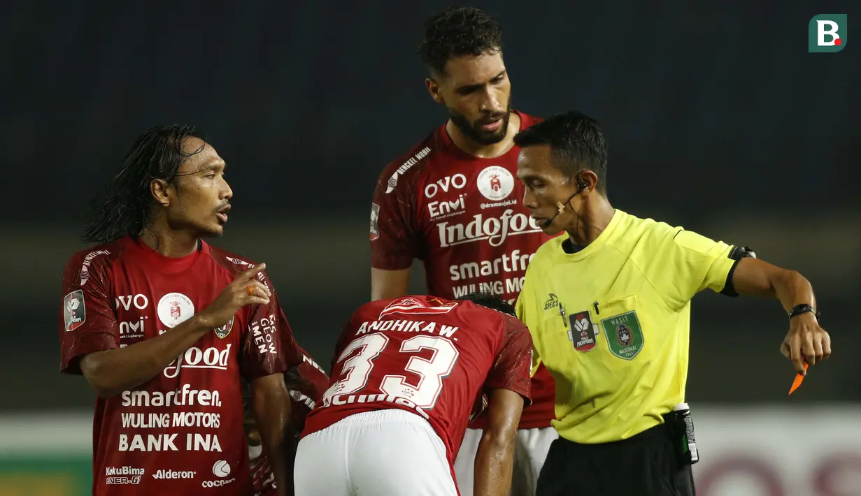 Gelandang Bali United, Hariono (kiri) mengkomentari keputusan wasit dalam pertandingan perempat final Piala Menpora 2021 melawan PS Sleman di Stadion Si Jalak Harupat, Bandung. Senin (12/4/2021). (Foto: Bola.com/Ikhwan Yanuar)