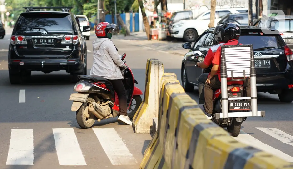 Pengendara sepeda motor melawan arus saat melintas di kolong Stasiun MRT Blok A, Jakarta, Selasa (29/9/2020). Kurangnya sanksi tegas bagi pelanggar lalu lintas membuat sebagian pemotor nekat melawan arus di jalur satu arah itu, meski dapat membahayakan keselamatan. (Liputan6.com/Immanuel Antonius)