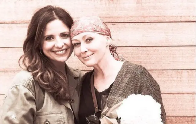  Shannen Doherty bersama sahabatnya Sarah Michelle yang selalu mendukung Shannen selama menjalani pengobatan kanker (Foto: instagram Shannen Doherty)