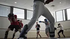 Siswa Ecole Normale Supérieur (ENS) berlatih tarung bebas atau MMA (Military Mixed Martial Arts) di Gymnasium ENS, Lyon, Prancis, (10/3/2016). (AFP/Jean-Philippe Ksiazek)