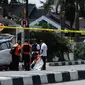 Kondisi mobil berwarna putih yang digunakan terduga teroris setelah serangan di luar markas polisi di Pekanbaru, Riau (16/5). Dalam serangan tersebut satu perwira tewas dan dua lainnya terluka. (AFP Photo/Dedy Sutisna)