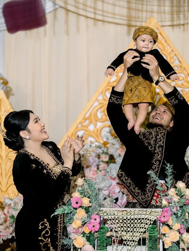 Pesona Via Vallen saat Tedak Siten Adat Jawa Putranya di Usia 7 Bulan. [@viavallen]