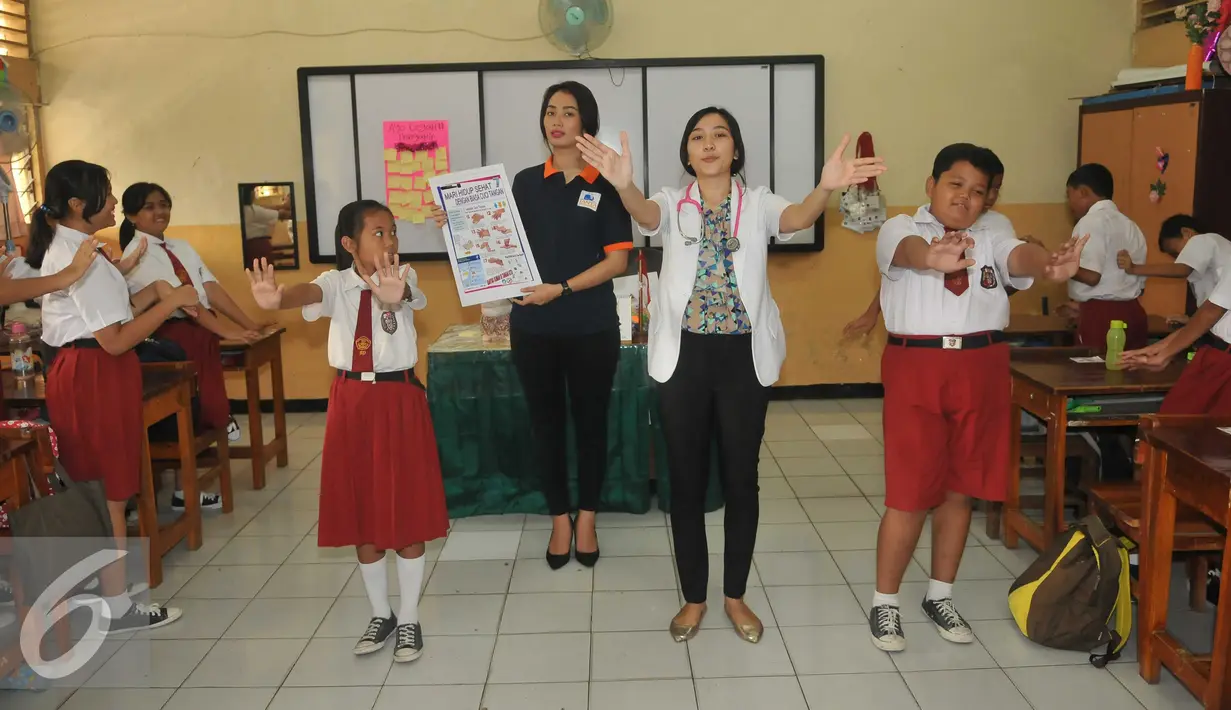 Mantan none Jakarta menjelaskan kepada murid SDN 01 Pagi Tegal Parang saat Hardiknas, Jakarta, Senin (2/5). Sebanyak 12 Alumni berperan sebagai inspirator untuk 192 siswa dan siswi. (Liputan6.com/Gempur M Surya)