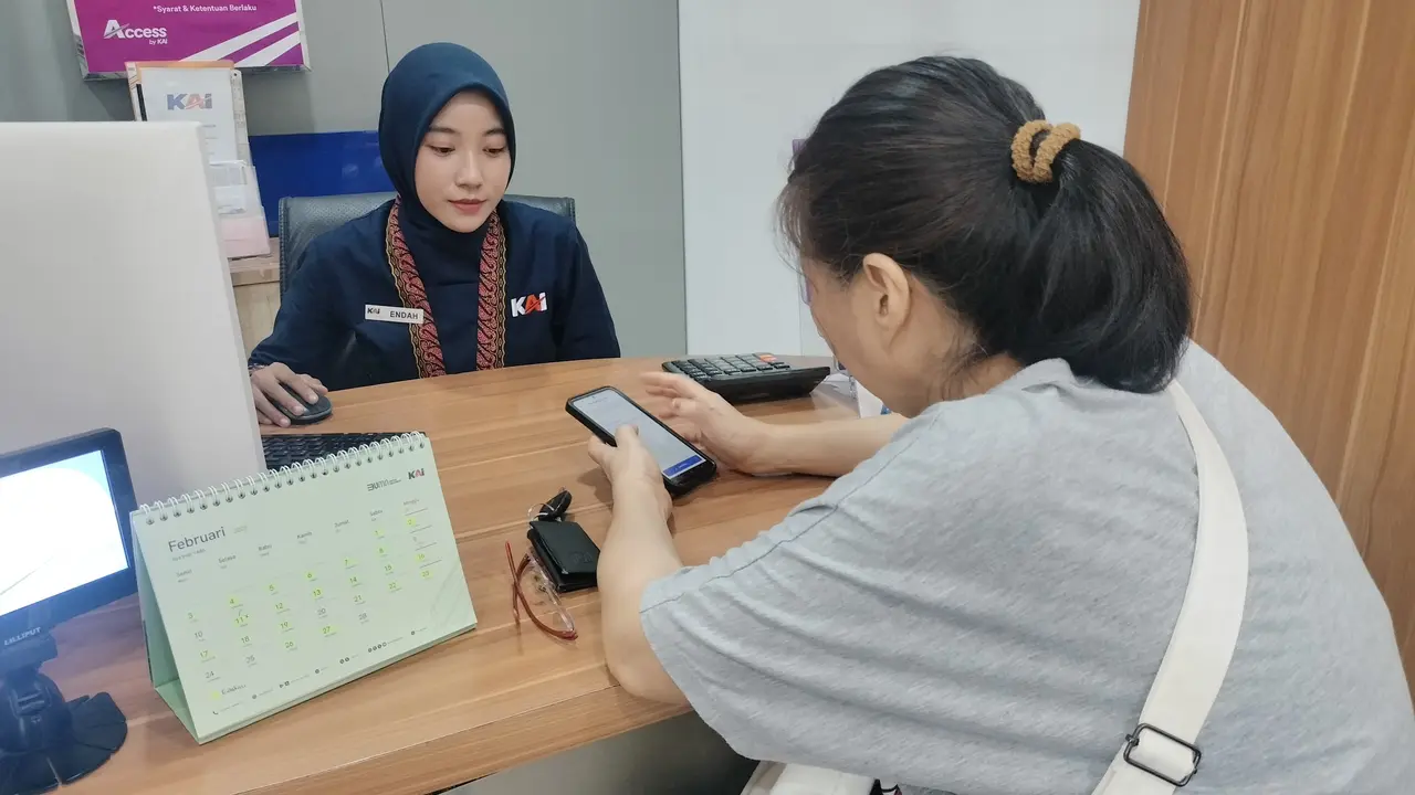 Proses pemasanan tiket mudik lebaran di Stasiun Jember (Istimewa)