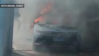 Mobil listrik di Medan terbakar. (SCTV)