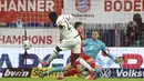 Pemain Eintracht Frankfurt Danny da Costa mencetak gol ke gawang Bayern Munchen dalam pertandingan semi final Piala Jerman di Allianz Arena, Munchen, Jerman, Rabu (10/6/2020). Bayern Munchen menang 2-1 dan lolos ke final. (Kai Pfaffenbach Pool via AP)