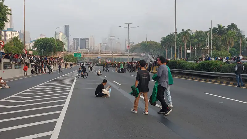 Pendemo tolak revisi UU Pilkada memasuki wilayah Jalan Tol Dalam Kota pada Kamis (22/8/2024) sore. (Dok Jasamarga Tollroad Operator)