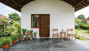 Inspirasi Teras Rumah Desa dengan Batu Alam yang Awet Bertahun-tahun. Gemini