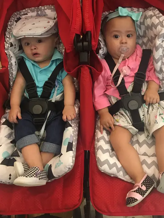 Tidak berbaju sama, namun warnanya terbilang senada. Paduan warna pink dan biru ini membuat keduanya makin terlihat menggemaskan. (Intagram/tatjanadanbima)