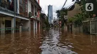 Suasana banjir yang merendam permukiman warga di kawasan Kebalen, Jakarta, Sabtu (20/2/2021). Curah hujan yang tinggi menyebabkan banjir setinggi orang dewasa di kawasan Kebalen. (Liputan6.com/Johan Tallo)