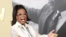 Oprah Winfrey tiba untuk pemutaran perdana film "Sidney" di Academy Museum of Motion Pictures di Los Angeles, California (21/9/2022). Pembawa acara talk show Amerika dan produser berusia 68 tahun itu tampil memukau dengan kemeja putih transparan dan rok multi-layer yang serasi. (AFP/Michael Tran)