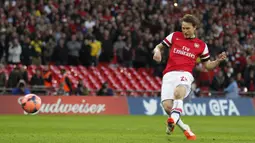 Kim Kallstrom - Arsenal pernah melakukan perkerutan secara aneh  yakni kala mendatangkan pemain asal Swedia meski kondisinya sedang tidak kurang bugar bahkan mengalami cedera punggung serius. (AFP/Ian Kington)