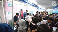 Para pencari kerja memadati Job Fair yang diadakan di Istora GBK, Jakarta, Rabu (19/9). Job Fair bertajuk Jakarta spektakuler "Job for Career" diikuti lebih dari 120 perusahaan BUMN, swasta skala nasional maupun internasional. (Liputan6.com/Faizal Fanani)