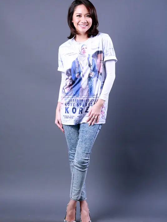 “Aku menikmati sekali menjadi Rania. Aku menikmati sekali bagaimana rasanya menjadi perempuan berjilbab, traveling di luar negeri, ke mana-mana,” kata BCL di Blok M Square, Jakarta Selatan beberapa waktu lalu. (Deki Prayoga/Bintang.com)