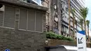 Petugas keamanan gedung berjaga di dekat Gedung Neo Soho pasca kebakaran di Tanjung Duren, Jakarta, Kamis (10/11). Hingga kini penyebab kebakaran belum diketahui dan masih dalam tahap penyelidikan. (Liputan6.com/Gempur M. Surya)