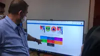 Wakil Gubernur Sumbar Nasrul Abit menunjukan web publikasi terkait virus corona di provinsi setempat yang bisa diakses masyarakat dilaman https://corona.sumbarprov.go.id/