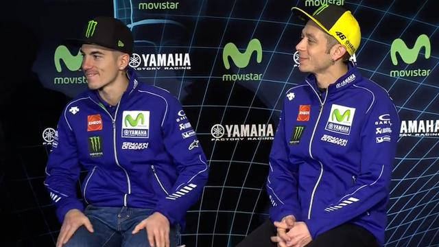 Maverick Vinales dan Valentino Rossi (kanan).