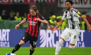 Luka Modric menjaga bola dari kejaran Lloyd Kelly dalam laga Liga Italia antara AC Milan vs Juventus di San Siro, 27 April 2026. (Alessio Morgese/LaPresse via AP)